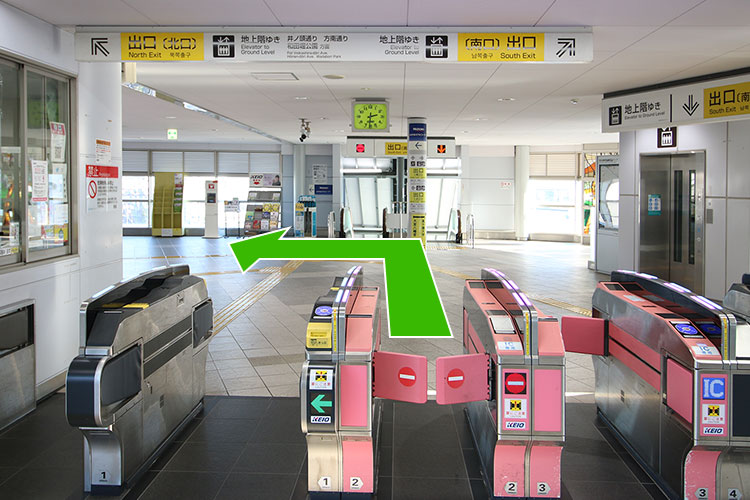 出口（北口）に向かいます