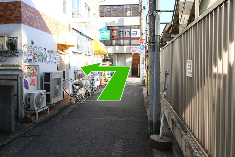 突き当りを左折します