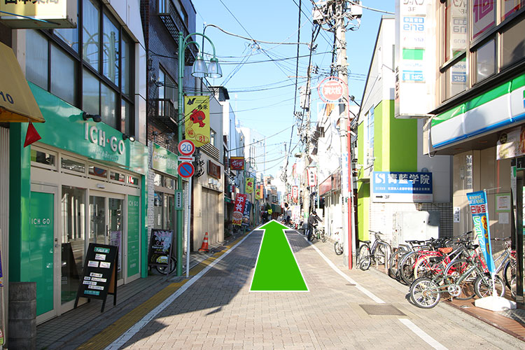 道なりに進みます